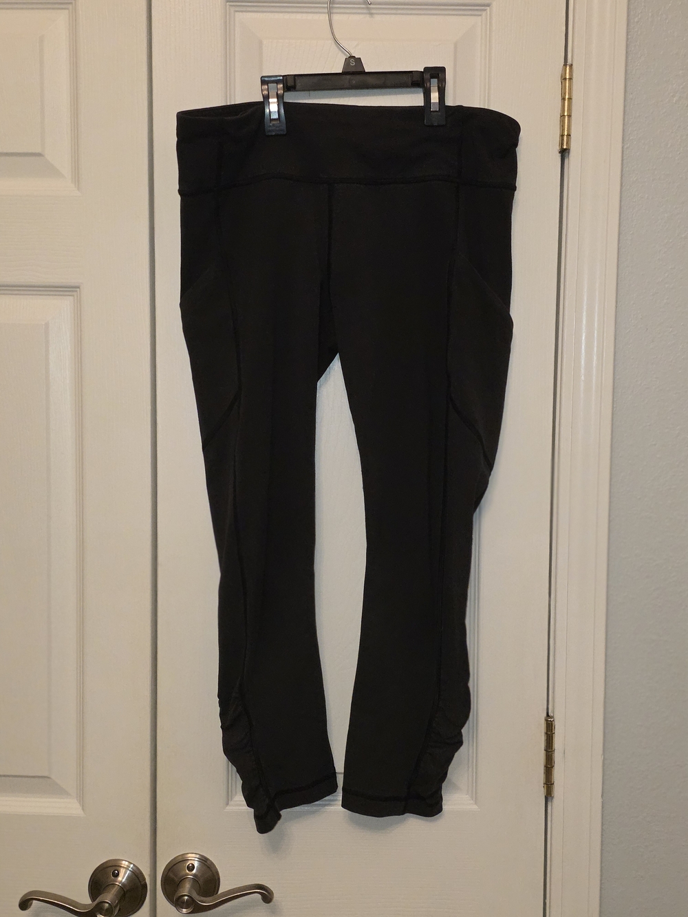 lululemon athletica Black Cropped Capris